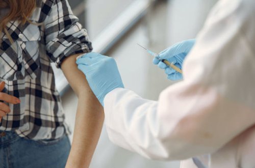 Евросоюз полностью вакцинировал 100 млн граждан