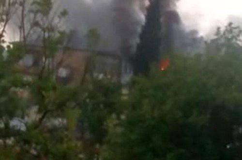 Gəncədə qorxunc HADİSƏ - İldırım binanı vurdu - VİDEO