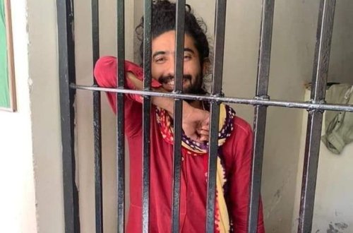 Müəllim saçlarını uzatdığı üçün həbs olundu - FOTO