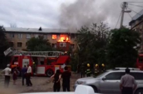 В Гяндже в жилом доме произошел пожар, есть пострадавшие