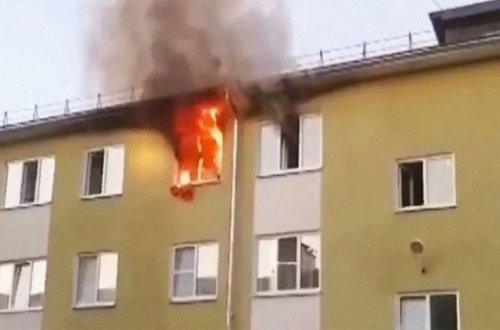 В России соседи спасли троих детей из горящей квартиры - ВИДЕО