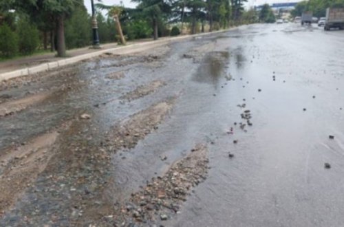 Gəncədə su borusu partladı - Yolu su basdı