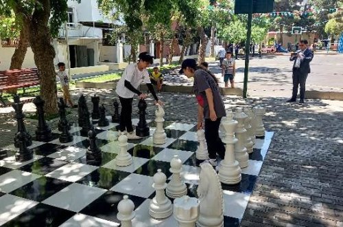 Nəsimi rayonunda Şəhid Ruslan Cəfərovun ailə üzvlərinin yaşadığı həyət abadlaşdırılaraq sakinlərin istifadəsinə verilib