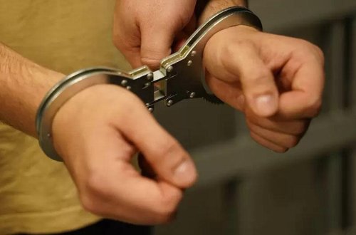 Rusiyada 55 yaşlıdan iyrənc hərəkət - 12 yaşlını zorlayıb fotolarını yaymaqla hədələyib