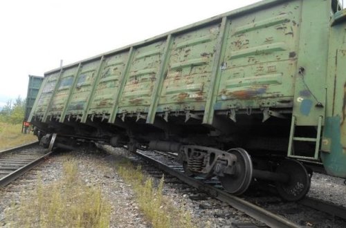 Вагоны грузового поезда сошли с путей в Волгоградской области