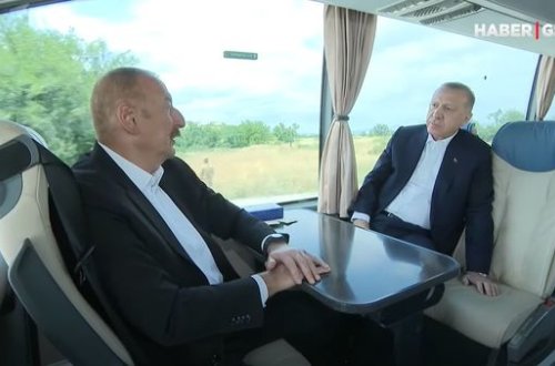 İlham Əliyev və Rəcəb Tayyib Ərdoğan avtobusla Şuşaya doğru yolda - VİDEO