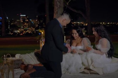 Əkiz bacılar eyni adamla nişanlandılar - VİDEO