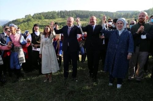 Prezident Cıdır Düzündə rəqs edənlərə qoşuldu – VİDEO