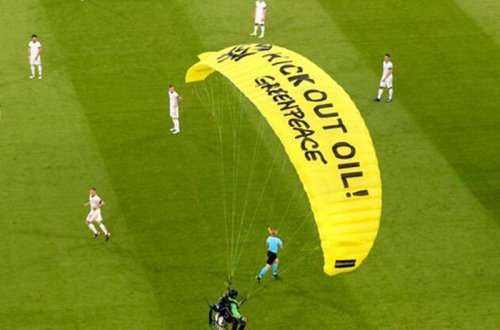 AVRO-2020 matçında qəribə hadisə - Paraşütlə etiraz etdi - VİDEO