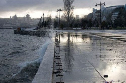 В Баку мужчина бросился в море