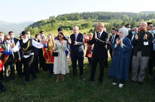 Prezident İlham Əliyev Şuşada Cıdır düzündə rəqs etdi - VİDEO