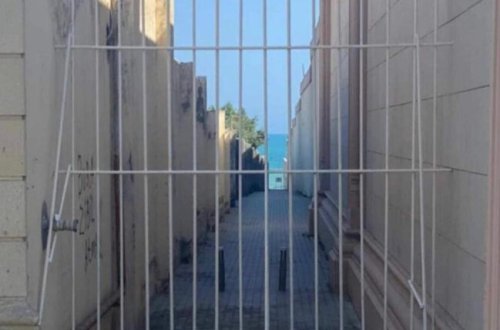 Bakıda çimərliyi insanların üzünə bağladılar - FOTO