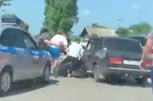 23 yaşlı oğlan sevgilisi ilə birgə polisi boğdu - ŞOK VİDEO