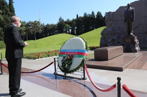 Ərdoğan Ulu Öndər Heydər Əliyevin məzarını ziyarət edib