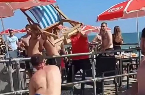 Туристы устроили массовую драку на пляже - ВИДЕО