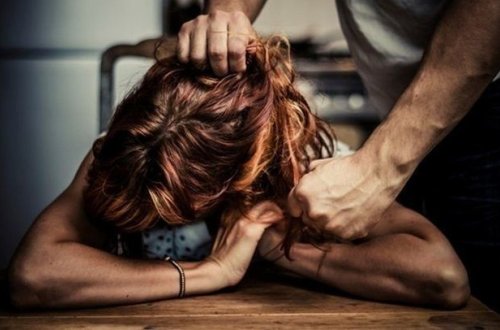 В Баку в кафе жестоко избита женщина