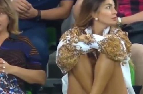 Ərəb spiker qızı görüb özünü itirdi: futbolu unudub mahnı oxudu - VİDEO