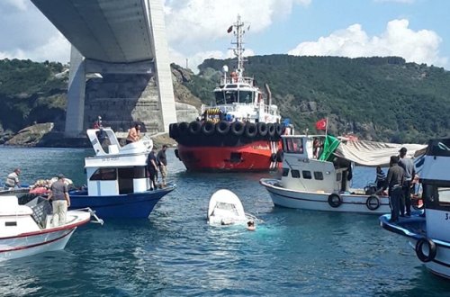 İstanbulda gəmi ilə qayıq toqquşdu, ölənlər var - Fotolar