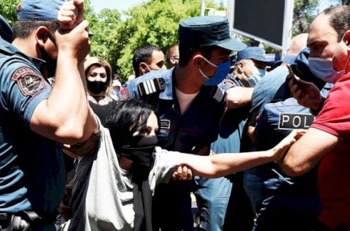 Paşinyançılar və polis Dərələyəzdə Köçəryan tərəfdarını bu günə saldı... - Foto