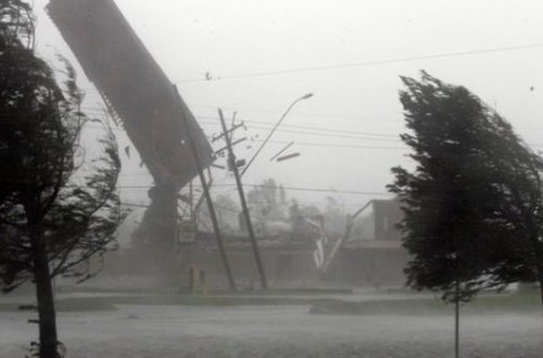 Qubada külək bəzi yaşayış məntəqələrini işıqsız qoydu