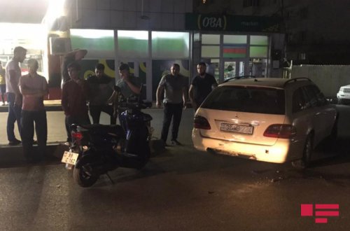 Xırdalanda motosiklet yüksək sürətlə “Mercedes”ə çırpıldı - FOTO