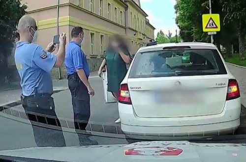 Qadın sürücü bu hərəkəti ilə hər kəsi güldürdü - VİDEO