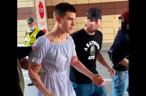 Qadın paltarı geyinən bloggerin barmağını sındırdılar