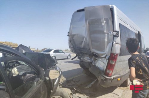 Bakıda mikroavtobus qəzaya uğrayıb, üç nəfər xəsarət alıb – FOTO