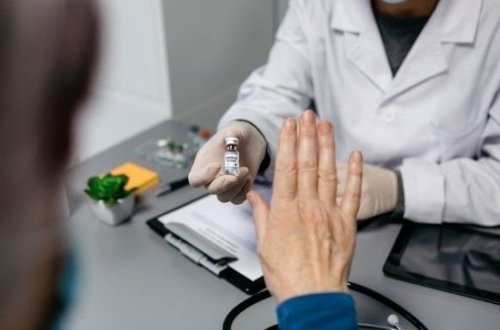 Rusiyada vaksin vurdurmaqdan imtina edən şəxslər işlərini itirə bilər