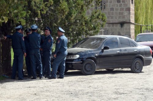 Ermənistanda qalmaqallı seçki davam edir: Partiyaların nümayəndələri bir-birinə girdi, atəş açıldı