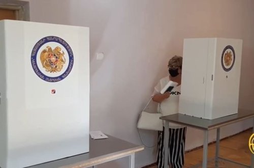 Ermənistandan rüsvayçı görüntülər: “Üç nömrəli bülleteni zərfə qoyun” - VİDEO