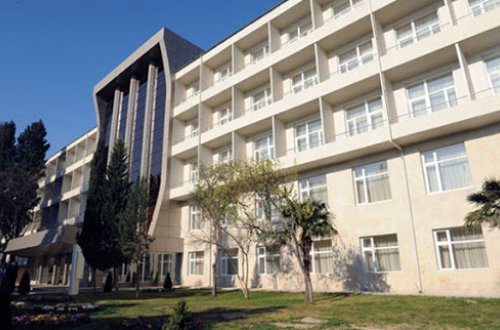 Tibb bacısından ƏDƏBSİZLİK: Xəstəyə tərbiyəsiz barmaq işarəsi göstərdi - ŞİKAYƏT