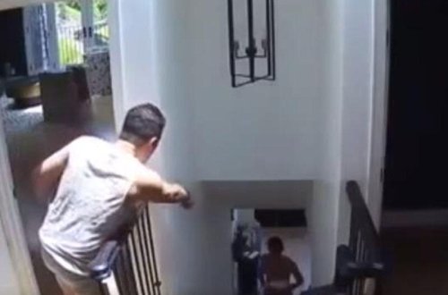 Evə girib soyundu, hərəkətləri ilə hər kəsi şoka saldı - VİDEO