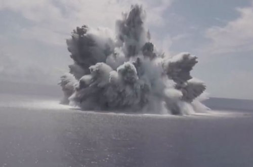 Aviadaşıyıcının möhkəmliyini yoxlamaq üçün yanında 18 tonluq bomba partlatdılar - VİDEO