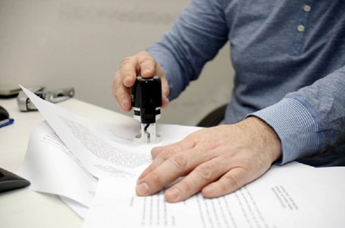 Vətəndaş “şortik” geyindiyinə görə notariusa buraxılmadı