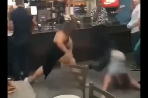 Qadın qarşısına keçəni şil-küt etdi - VİDEO