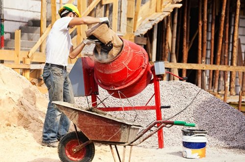 Bakıda kişi betonlanmış çuxura yıxılıb öldü