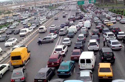 Sürücülərin NƏZƏRİNƏ: Bir sıra küçə və prospektlərdə tıxac yaranıb