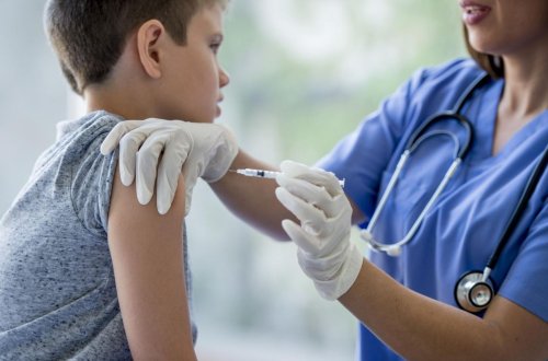 ВОЗ призвала прививать детей и подростков от коронавируса