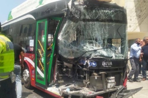 “Dəniz Mall“ın qarşısında avtobus QƏZAYA UĞRADI