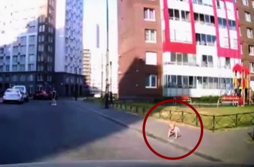 Balaca uşaq iməkləyərək yola çıxdı - VİDEO