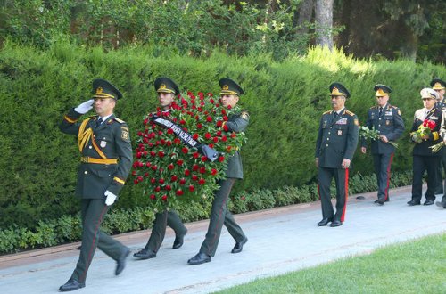 Zakir Həsənov Fəxri xiyabanı və Şəhidlər xiyabanını ziyarət etdi - FOTO