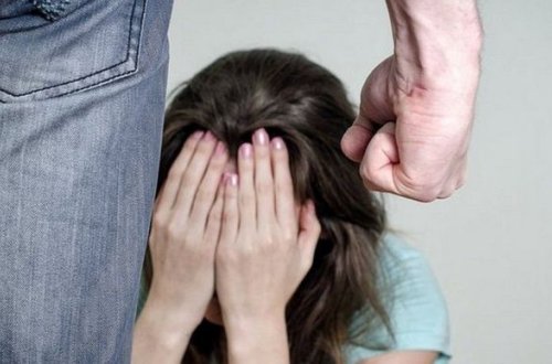 Azərbaycanda ruhi xəstə olan oğul anasını döydü