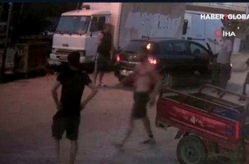 Bazara gələn müştəri satıcını qana boyadı - VİDEO