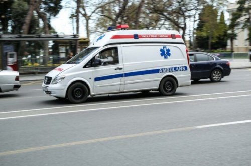 Ana və uşaq arabasındakı körpəsi maşının altında qaldı – AZƏRBAYCANDA