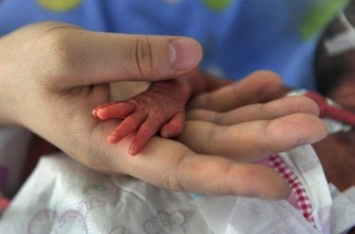 “Respublikanski”də ölü uşaq soyğunçuluğu: Atadan 200 manat aldılar