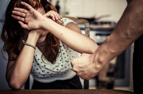 50 yaşlı qadın oğlu tərəfindən döyüldü