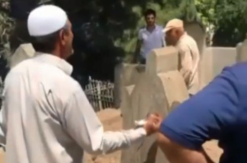 Bakı qəbiristanlığında molladan ədəbsizlik - Bu, ancaq şeytan əməlidir - VİDEO