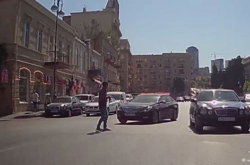 Bakıda piyadanın səhvi ucbatından baş verən qəzanın görüntüləri - ANBAAN VİDEO