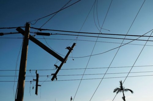 Gəncədə evin dam örtüyü qoparaq elektrik dirəyinin üzərinə düşüb